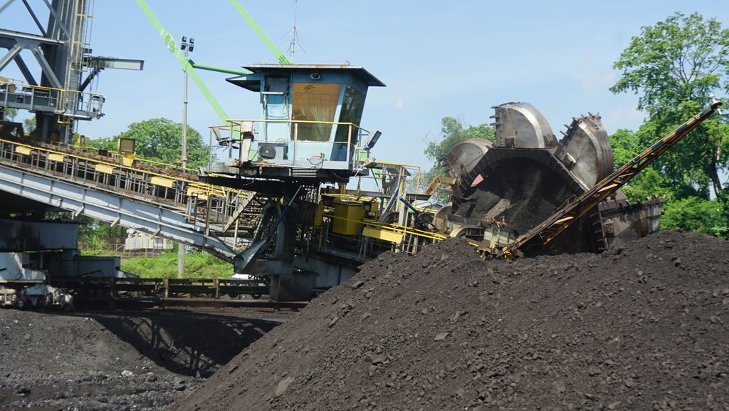 Aktivitas Stacker Reclaimer batubara di kawasan pertambangan PT Bukit Asam yang berada di Kecamatan Tanjung Enim, Kabupaten Muara Enim, Sumatera Selatan, Selasa (16/11/2021). 