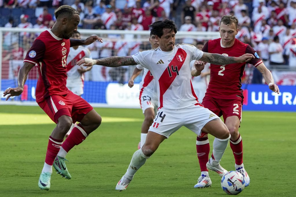 Peruvian player Gianluca Lapadula (center) dribbles the ball while being followed by Canadian players Derek Cornelius (left) and Alistair Johnston (right), during the Copa America 2024 Group A match in Kansas City, USA United States, Wednesday (6/26/2024) WIB.  Canada won with a score of 1-0.