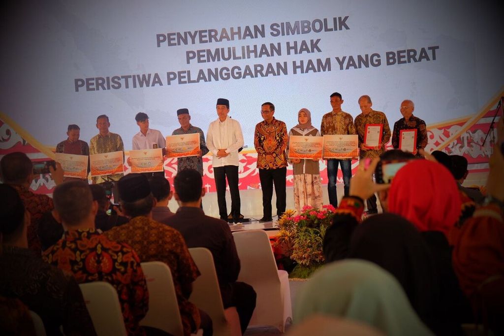 Presiden Joko Widodo didampingi  Mahfud MD selaku Ketua Pengarah Tim Penyelesaian Non Yudisial Pelanggaran HAM Berat di Masa Lalu  memberikan secara simbolis program pemulihan hak-hak korban pelanggaran HAM berat di Pidie, Aceh, Selasa (27/6/2023)