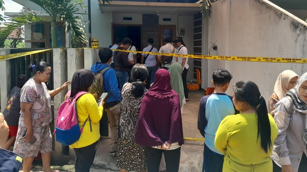 Warga menyaksikan proses identifikasi polisi di rumah sewa korban bunuh diri keluarga di Dusun Borobugis, Desa Saptorenggo, Kecamatan Pakis, Kabupaten Malang, Jawa Timur, meninggal, Selasa (12/12/2023).