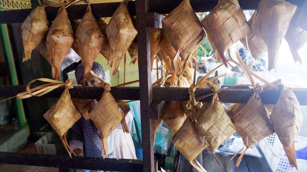 Ketupat sold by a trader on Idul Fitri in Ketupat Village, Sungai Baru Village, Central Banjarmasin, Banjarmasin City, South Kalimantan, Saturday (22/4/2023).