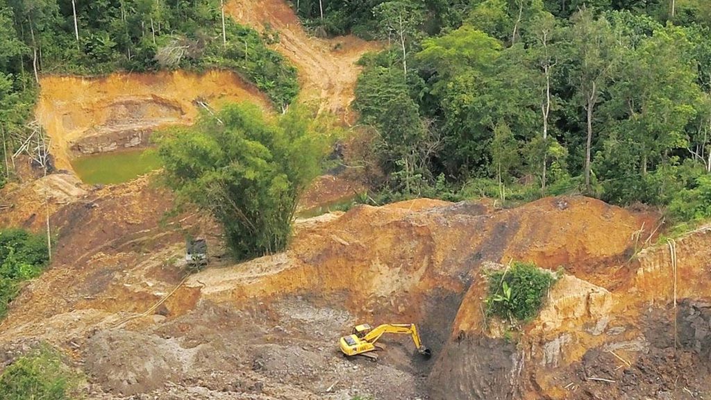 Penggalian tambang batubara yang masih beroperasi di kawasan konservasi Taman Hutan Raya Bukit Soeharto, Kutai Kartanegara, Kalimantan Timur, Jumat (23/11/2018). 