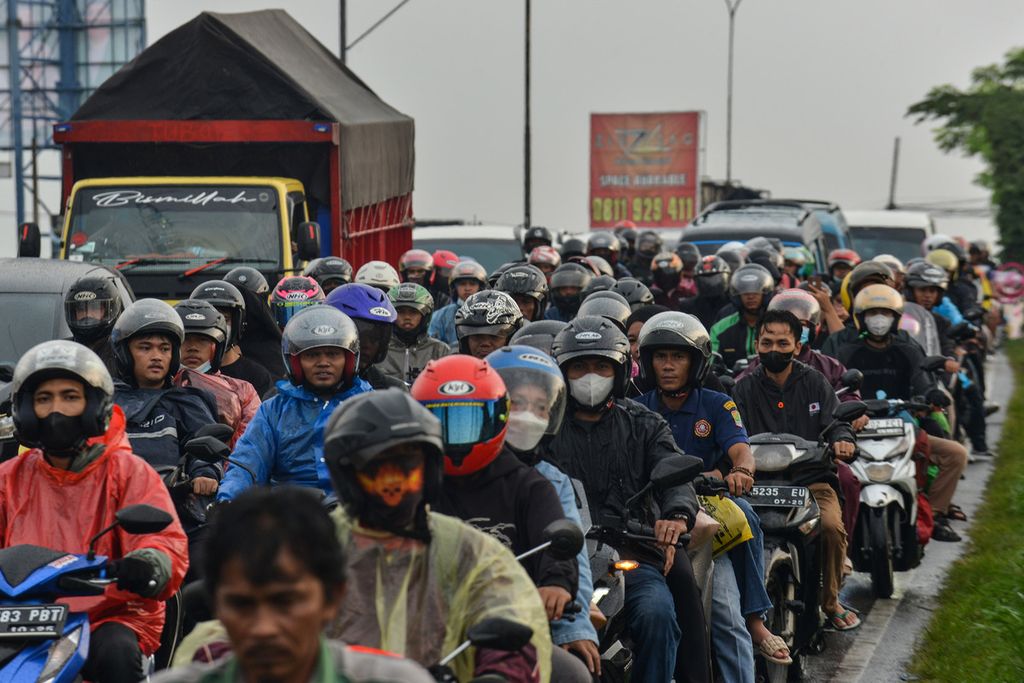 Kepadatan lalu lintas terjadi di Jembatan Jomin, Karawang, Jawa Barat, Kamis (20/4/2023). 