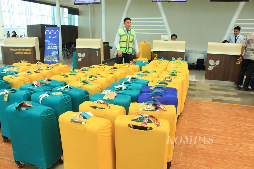 Petugas mengatur koper calon jemaah haji di Terminal Bandara Internasional Jawa Barat Kertajati di Kabupaten Majalengka, Minggu (6/8/2023).