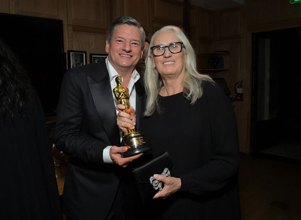 Netflix Chief Content Officer Ted Sarandos dan sutradara Jane Campion menghadiri Netflix Oscar After Party 2022 di San Vicente Bungalows, California, Senin (28/3/2022). 