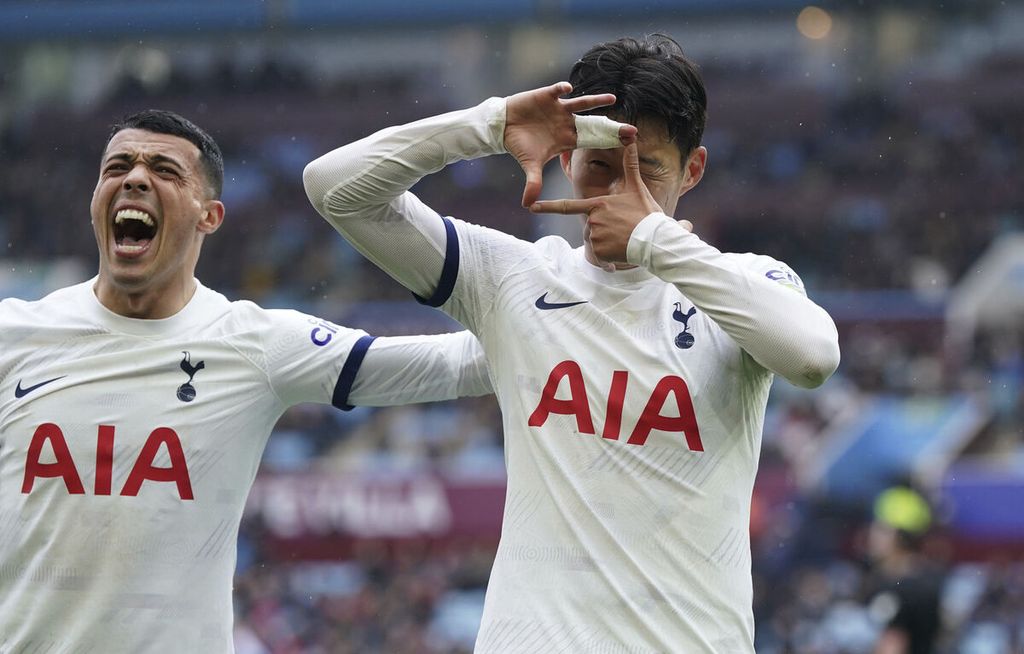 Kapten Tottenham Hotspur, Son Heung-Min (kanan), merayakan gol ke gawang Aston Villa pada laga Liga Inggris di Villa Park, Birmingham, Inggris, Minggu (10/3/2024) malam WIB. Hotspur menang 4-0.