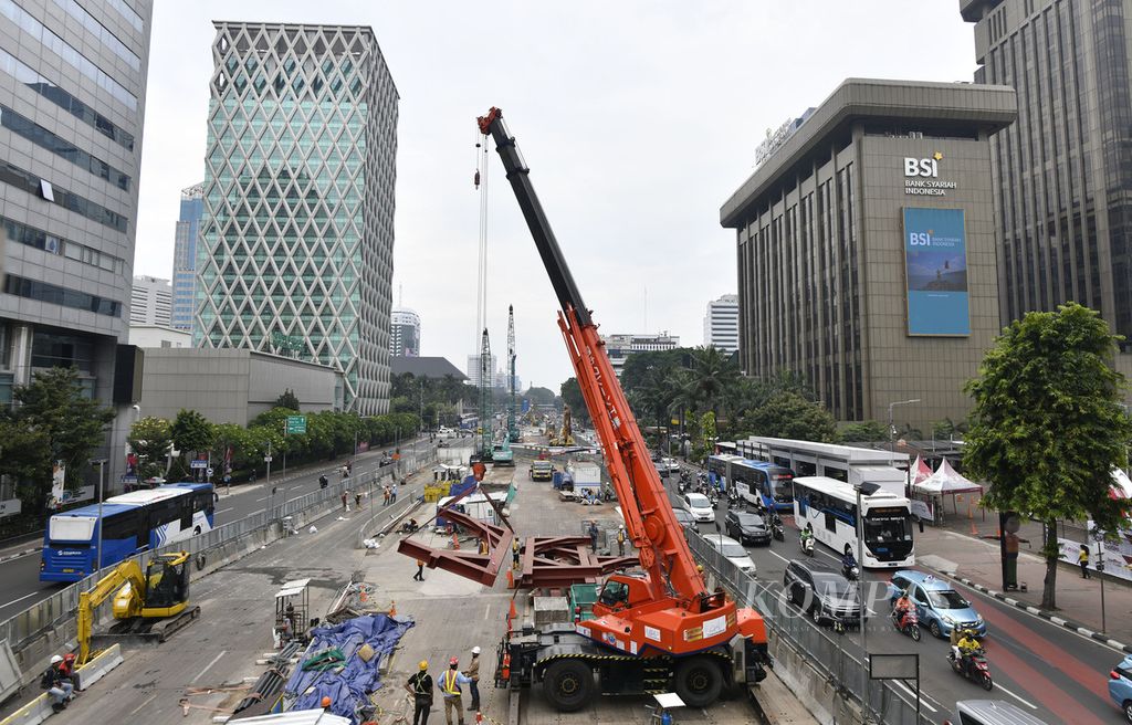 Proyek MRT paket kontrak atau CP 201 fase 2A di Jalan Thamrin, Jakarta Pusat, Rabu (14/9/2022). 