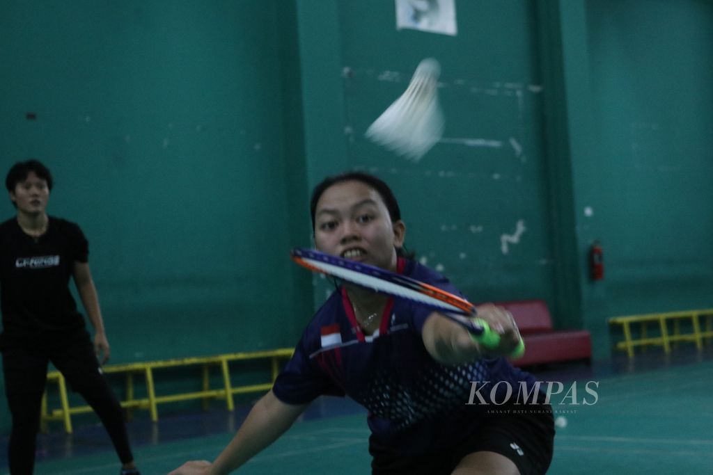 Khalimatus Sadiyah, atlet bulu tangkis paralimpiade klasifikasi SL4 (keterbatasan pada organ gerak bagian bawah), berlatih di GOR HTC, Kabupaten Sukoharjo, Jawa Tengah, Kamis (28/7/2022). Khalimatus bertekad mewujudkan target medali emas kelas tunggal putri SL4 dalam ASEAN Para Games Solo 2022 pada 30 Juli-6 Agustus. 