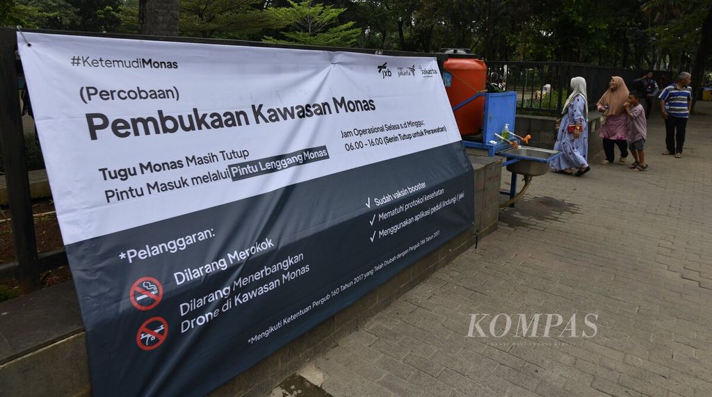 Pengunjung memasuki kawasan Monumen Nasional (Monas), Jakarta, Jumat (17/6/2022). Kawasan Monas kembali dibuka terbatas untuk umum dan kunjungan wisatawan setelah ditutup selama dua tahun sejak awal pandemi Covid-19. 
