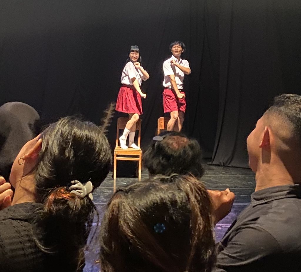 Dua aktor (penari) dalam karya “Budi Bermain Boal” mengajak penonton menirukan gerak-gerak mereka sebagai ekspresi penyeragaman. Repertoar karya Megatruh Banyu Mili ini dipentaskan Sabtu (20/1/2024) di Studio Banjarmili Yogyakarta.