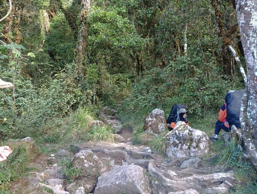 Regu penolong dari SAR Unhas berjaga di jalur pendakian Gunung Bawakaraeng, Jumat (16/8/2024). Mereka adalah bagian dari Posko Siaga Merah Putih. 