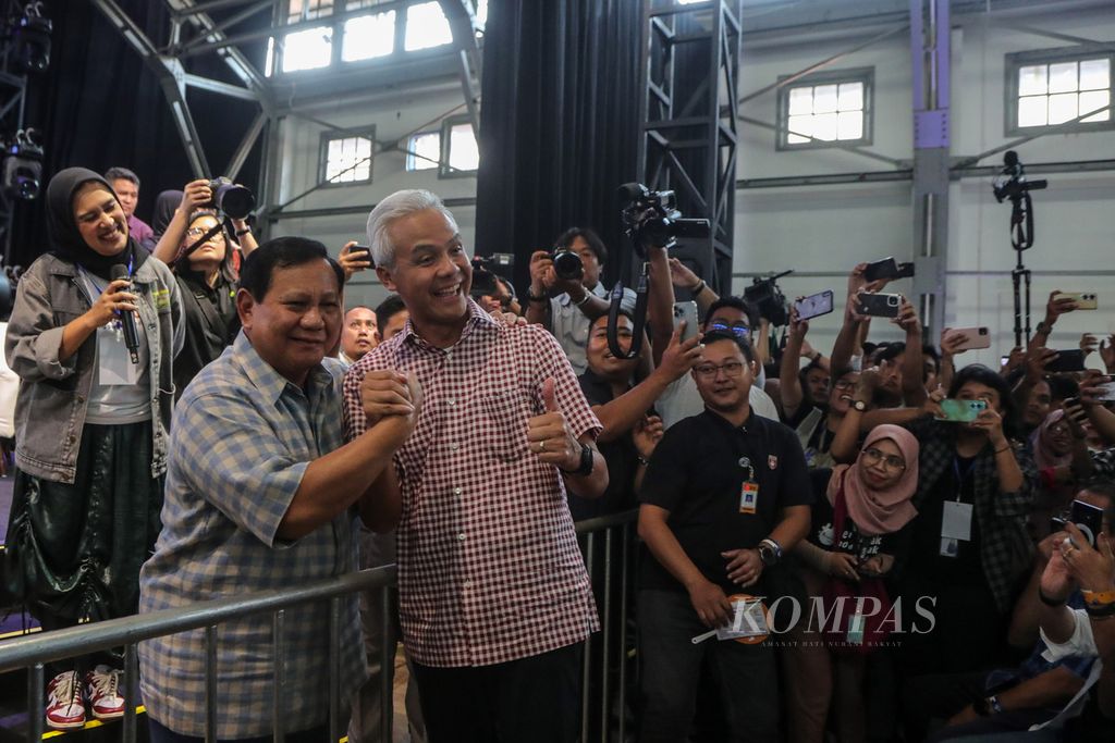 Menteri Pertahanan Prabowo Subianto dan Gubernur Jawa Tengah Ganjar Pranowo berpelukan di tengah sesi acara Belajaraya 2023 di Pos Bloc Jakarta, Sabtu (29/7/2023).