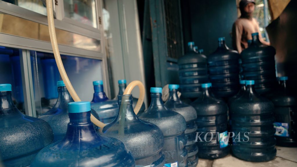 Refilling gallon bottled water made of polycarbonate in Cilincing, North Jakarta, on Wednesday (21/9/2022).