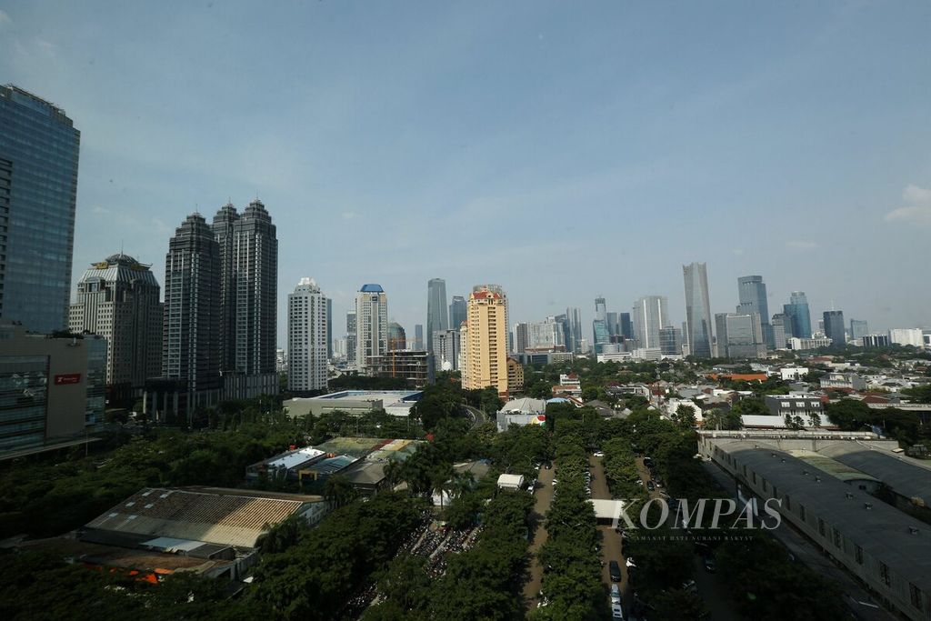 Lansekap kota Jakarta dengan gedung-gedung pencakar langit di lihat dari kawasan pusat bisnis terpadu Sudirman (SCBD), Jakarta, Rabu (11/4).