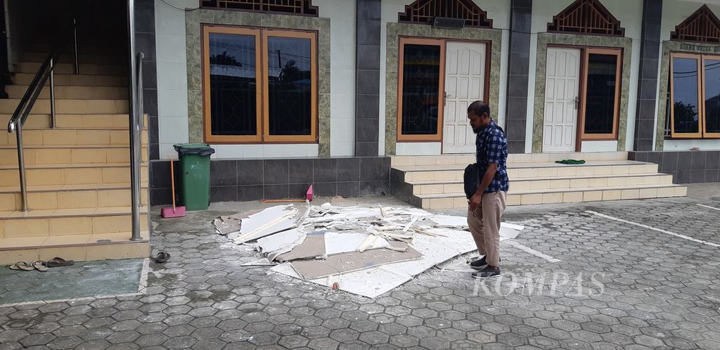 Puing plafon Masjid Nurul Iman yang runtuh setelah terjadi serangkaian gempa di Kota Jayapura, Papua, pada 8 Februari 2023. Pada hari itu terjadi 17 kali gempa dengan kedalaman dangkal.