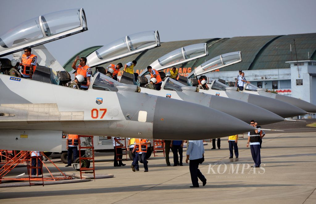 Teknisi menyiapkan pesawat Sukhoi milik TNI Angkatan Udara sebelum terbang di Lanud Halim Perdanakusuma, Jakarta, Rabu (13/8/2014). 