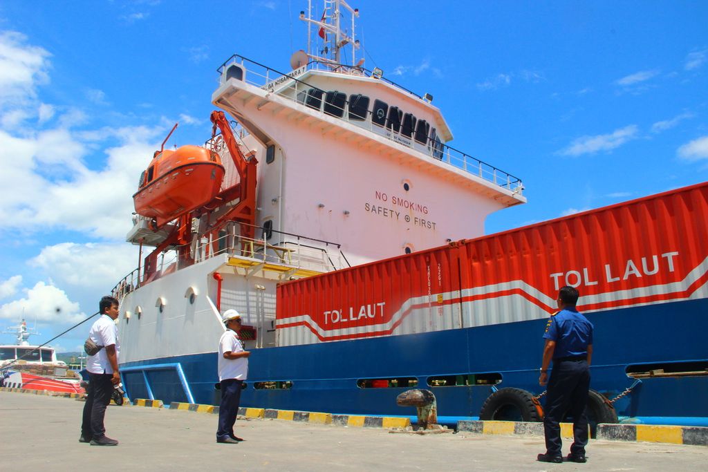 Kapal tol laut bersandar di Pelabuhan Larantuka, Kabupaten Flores Timur, Nusa Tenggara Timur, pada Selasa (25/2/2020). Kendati dilayani tol laut, harga barang di daerah itu tidak turun.