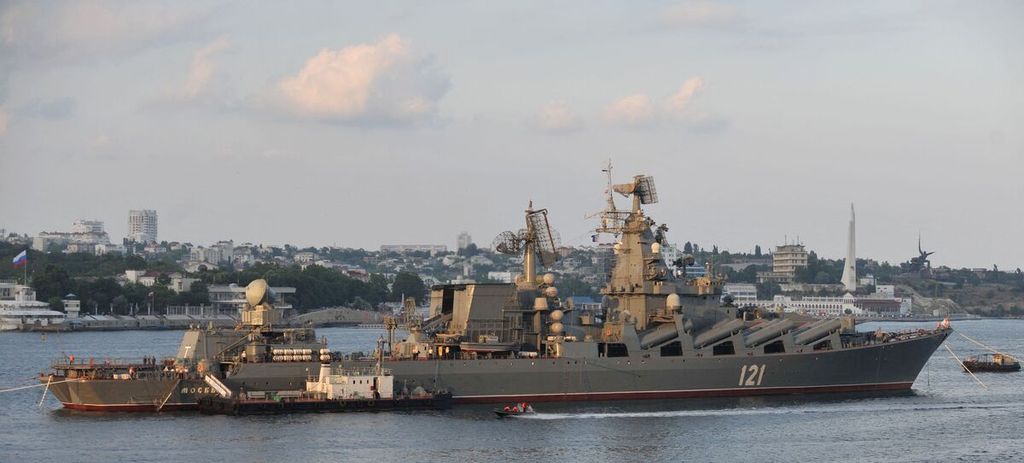 Foto tanggal 31 Juli 2011 ini memperlihatkan kapal penjelajah berpeluru kendali "Moskva" ambil bagian dalam parade Hari Angkatan Laut militer Rusia di dekat sebuah pangkalan angkatan laut di dekat Sevastopol. 