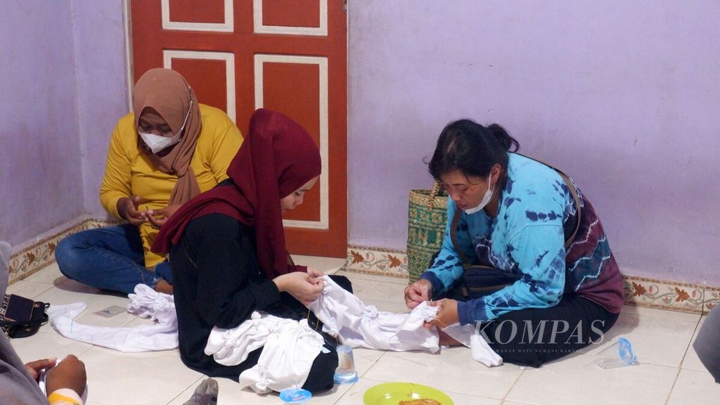 Warga menjelujur kain dalam pembuatan sasirangan di Rumah Kreatif dan Pintar, Kelurahan Basirih Selatan, Banjarmasin Selatan, Kota Banjarmasin, Kalimantan Selatan, Sabtu (17/9/2022).