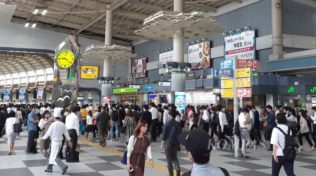 Pekerja dan pelancong di stasiun Shinagawa, Tokyo. Kereta menjadi andalan para pekerja dari berbagai daerah di sekitar Tokyo untuk ke kantor-kantor di kota terbesar Jepang itu