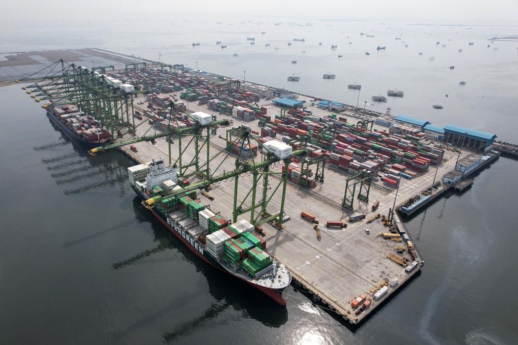 Aktivitas bongkar muat peti kemas dari dan ke dalam kapal barang di terminal peti kemas New Priok Container Terminal (NPCT) 1, Jakarta Utara, Kamis (4/5/2023). Bank Indonesia (BI) memproyeksi ekonomi Indonesia bakal tumbuh 5 persen pada triwulan I-2023. 
