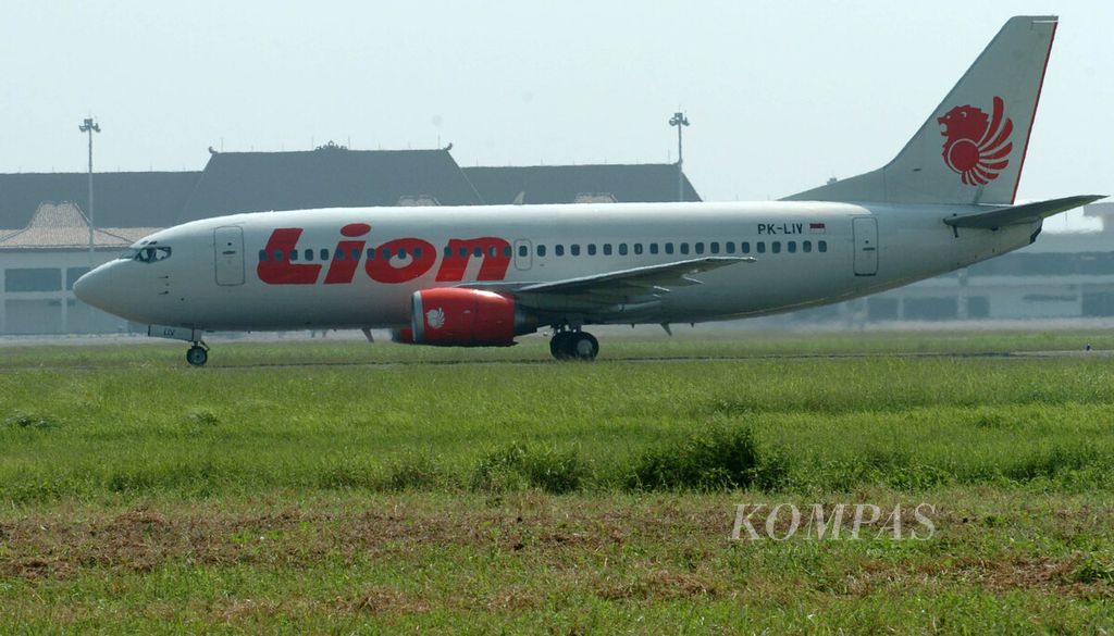 Pesawat jenis Boeing 737-300 milik Lion Air mendarat di Bandara Juanda, 16 Juni 2006.