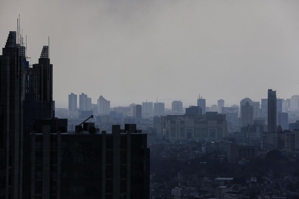 Lanskap gedung pencakar langit di Jakarta, Senin (8/5/2023). Di tengah proses pemulihan pascapandemi, pertumbuhan ekonomi RI tumbuh konsisten di atas 5 persen selama enam triwulan berturut-turut sejak triwulan IV tahun 2021. 