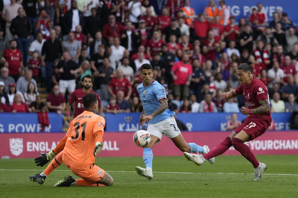 Penyerang Liverpool, Darwin Nunez (kanan), menembak bola ke gawang Manchester City pada laga Community Shield 2022 di Stadion King Power, Leicester, Inggris, Sabtu (30/7/2022). Liverpool menang, 3-1. Nunez menyumbang satu gol. 
