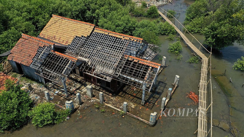 Rumah yang hancur terkena abrasi ditinggalkan penghuninya di Desa Pantaimekar di Kecamatan Muara Gembong, Kabupaten Bekasi, Jawa Barat, akhir September 2021.