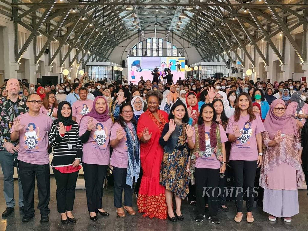 Para peserta peringatan Safer Internet Day 2023 berfoto bersama di Pos Bloc, Jakarta, Rabu (8/2/2023). Kegiatan ini mendorong perempuan dan anak untuk berani berbicara ketika mendapat kekerasan secara daring.