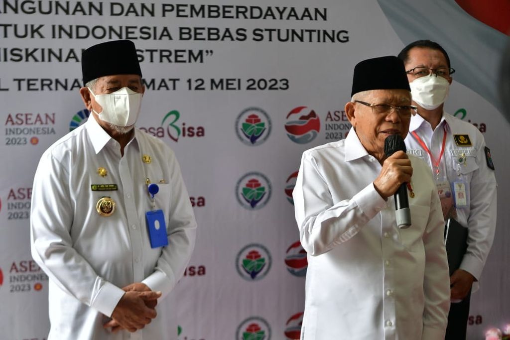Wakil Presiden Ma'ruf Amin ketika memberikan keterangan pers seusai acara Penguatan Pembangunan dan Pemberdayaan Masyarakat Desa Menuju Indonesia Bebas Stunting dan Kemiskinan Ekstrem di Kota Ternate, Jumat (12/5/2023).