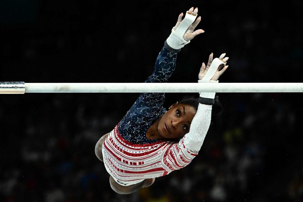 Simone Biles berlatih untuk  final tim putri senam artistik pada Olimpiade Paris 2024 di Bercy Arena di Paris, 30 Juli 2024. 