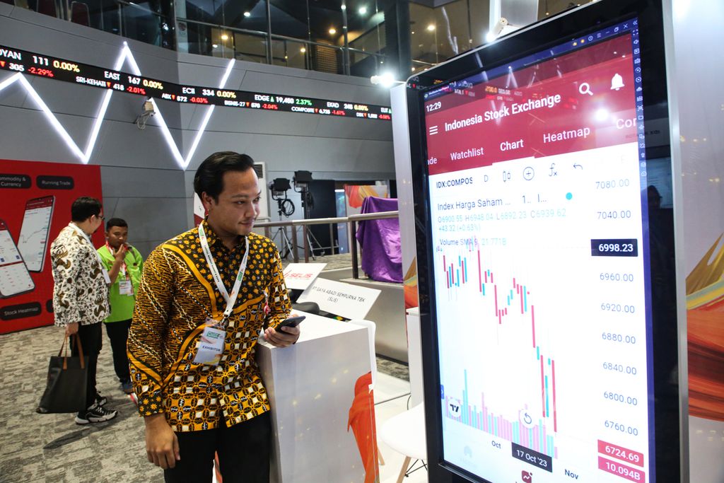 Peserta pameran memperhatikan grafik pergerakan indeks dalam Capital Market Summit Expo 2023 di Bursa Efek Indonesia di Jakarta, Kamis (26/10/2023). Pameran yang mengangkat tema ”Aku Investor Saham” ini bertujuan untuk meningkatkan rasa kebanggaan, inklusivitas, serta kemajuan bagi investor saham. 