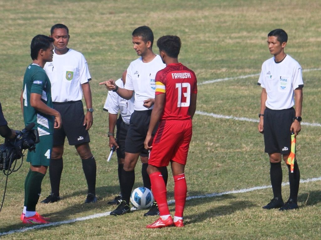 Asisten Wasit, Bangbang Syamsudar (pertama kanan), dan wasit Thoriq Alkatiri (ketiga kanan) saat memimpin pertandingan semifinal PON Papua 2021, Jawa Timur kontra Aceh di Stadion Barnabas Youwe, Kabupaten Jayapura, 12 Oktober lalu. Bangbang dan Thoriq adalah pengadil pertandingan yang bertugas di Liga 1 2021-2022.