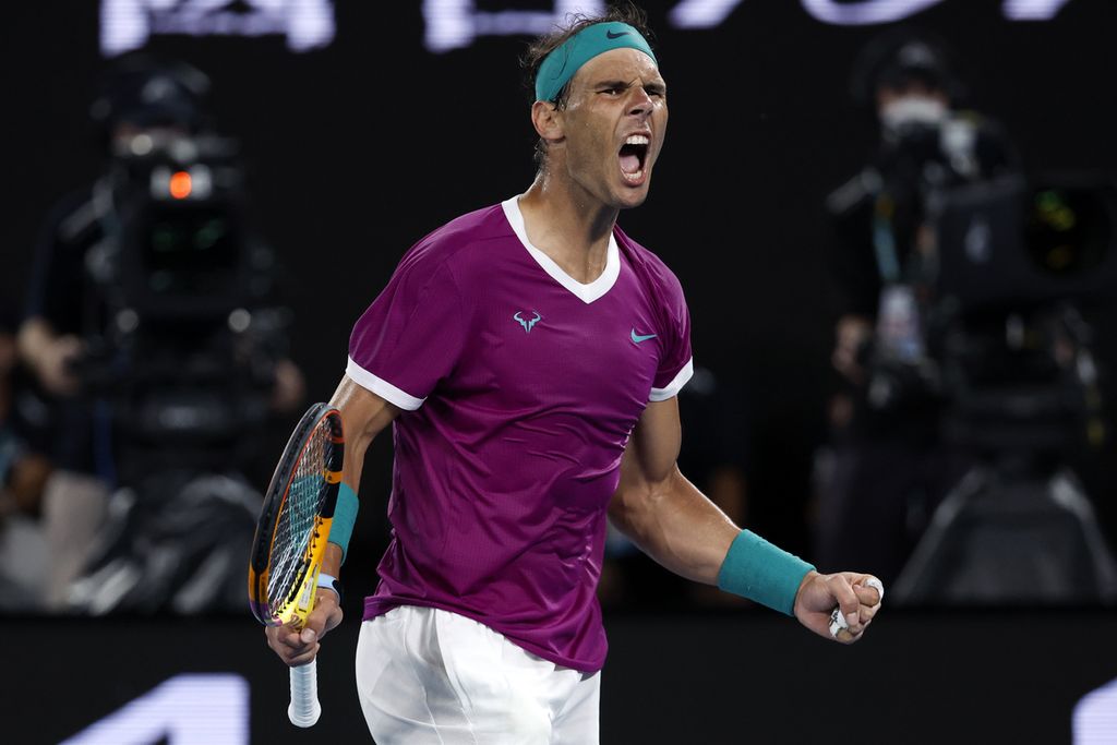 Petenis Spanyol, Rafael Nadal, saat bertanding melawan petenis Rusia, Daniil Medvedev, di Australia Terbuka, 30 Januari 2022. Musim 2024 kemungkinan jadi musim terakhir Nadal di tenis profesional.