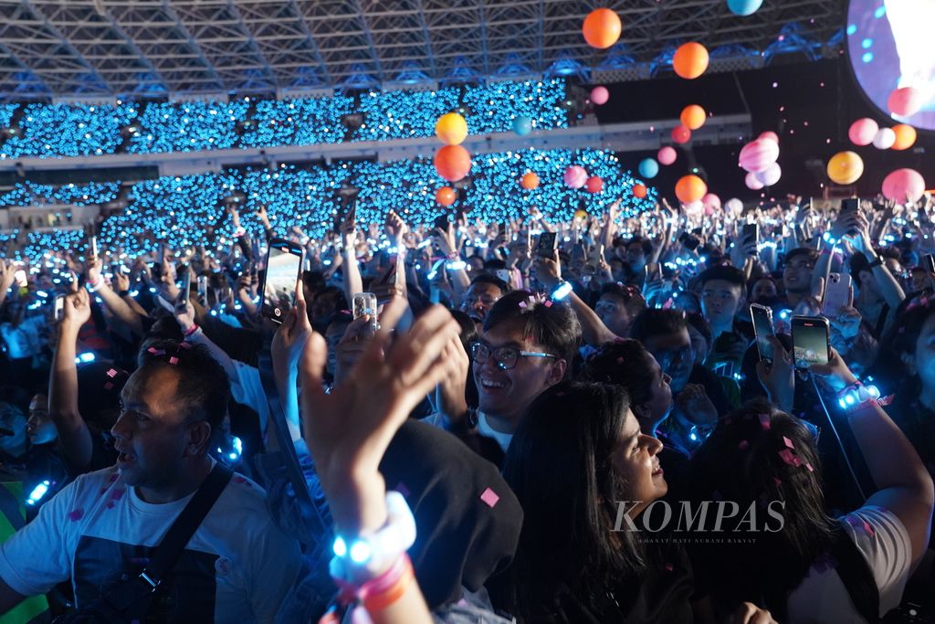  Penonton menikmati konser grup band Coldplay yang bertajuk Coldplay Music of the Spheres World Tour di Stadion Utama Gelora Bung Karno, Jakarta, Rabu (15/11/2023). 