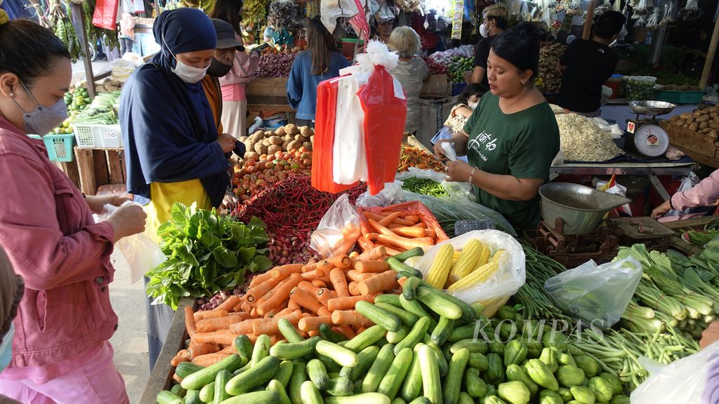 Residents buy daily necessities at Kranji Baru Market, Bekasi City, West Java, Monday (28/3/2022). The increase in the price of basic needs adds to the burden on the community ahead of Ramadan and Eid this year.