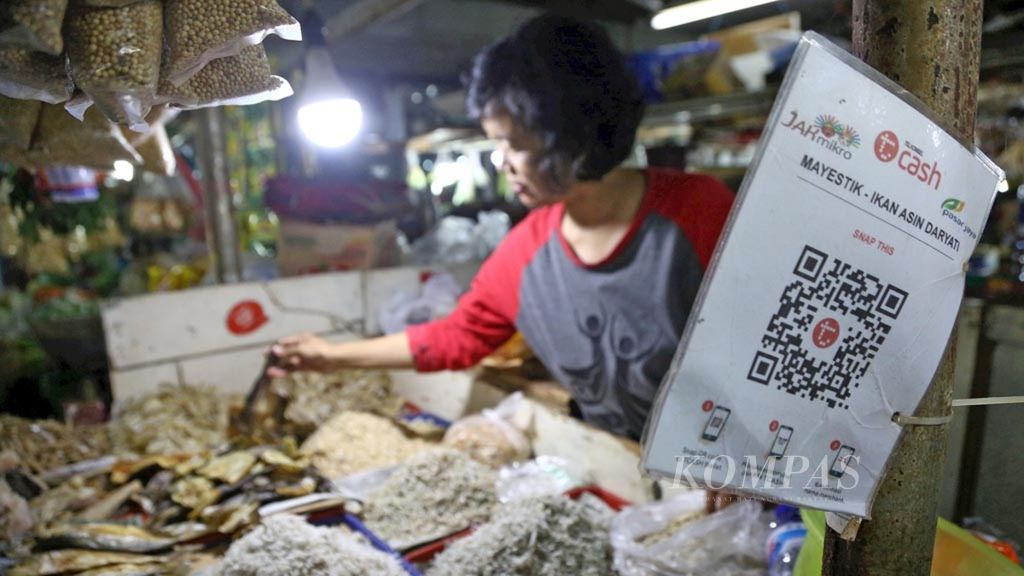 Barcode dari layanan uang elektronik Telkomsel di lapak pedagang di Pasar Mayestik, Jakarta Selatan, Kamis (18/10/2018). Selain pembayaran tunai, pedagang di pasar tersebut menerima pembayaran dengan uang elektronik seperti T-cash dan E-money. Sayangnya menurut keterangan pedagang, masih sedikit konsumen yang memanfaatkan sistem pembayaran terebut.