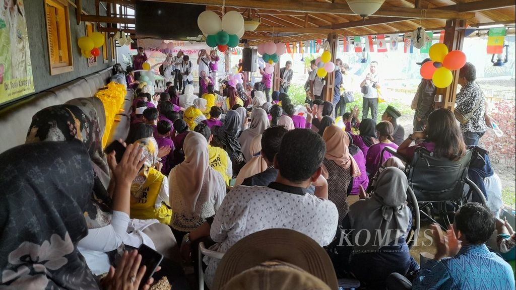 Anak-anak penyintas Tragedi Kanjuruhan mendapatkan hiburan dan beasiswa dari kelompok perempuan salah satu partai politik bekerja sama dengan Lembaga Perlindungan Anak Jawa Timur, di Malang, Jawa Timur, Rabu (23/11/2022).