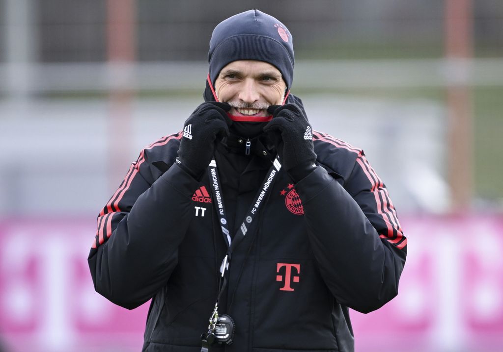 Gestur Thomas Tuchel, pelatih baru Bayern Muenchen, saat memimpin latihan timnya di Muenchen, Jerman, Selasa (28/4/2023).
