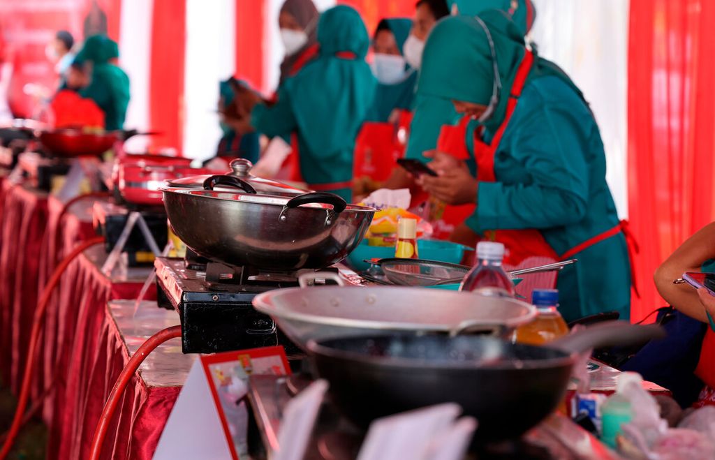Peserta mengolah dan memasak ikan dari perwakikan PKK Kecamatan mengikuti lomba memasak di Pasar Ikan Rejomulyo, Kota Semarang, Jawa Tengah, Selasa (19/7/2022). Lomba ini digelar untuk menjaring ide mengolah ikan dengan berbagai cara hingga memberikan manfaat ekonomi. 