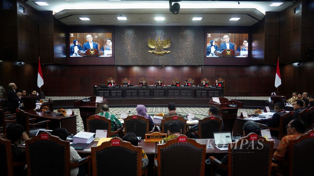 Suasana sidang lanjutan Perselisihan Hasil Pemilihan Umum (PHPU) Pilpres 2024 di Mahkamah Konstitusi (MK), Jakarta, Senin (1/4/2024). Sidang lanjutan PHPU dengan nomor perkara 1/PHPU.PRES-XXII/2024 ini mendengarkan saksi dan ahli dari pihak pemohon pasangan calon Anies Baswedan dan Muhaimin Iskandar. 