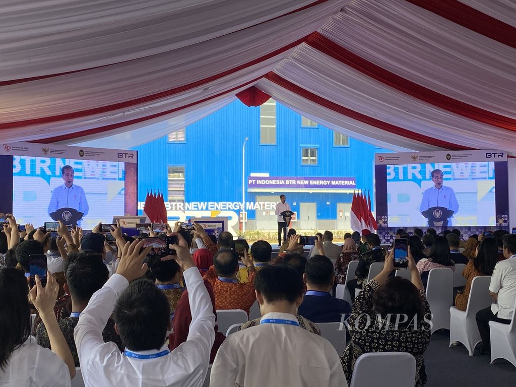 Presiden Joko Widodo menyampaikan sambutannya dalam peresmian pabrik bahan anoda baterai litium PT Indonesia BTR New Energy Material di Kawasan Ekonomi Khusus Kendal, Jawa Tengah, Rabu (7/8/2024). 