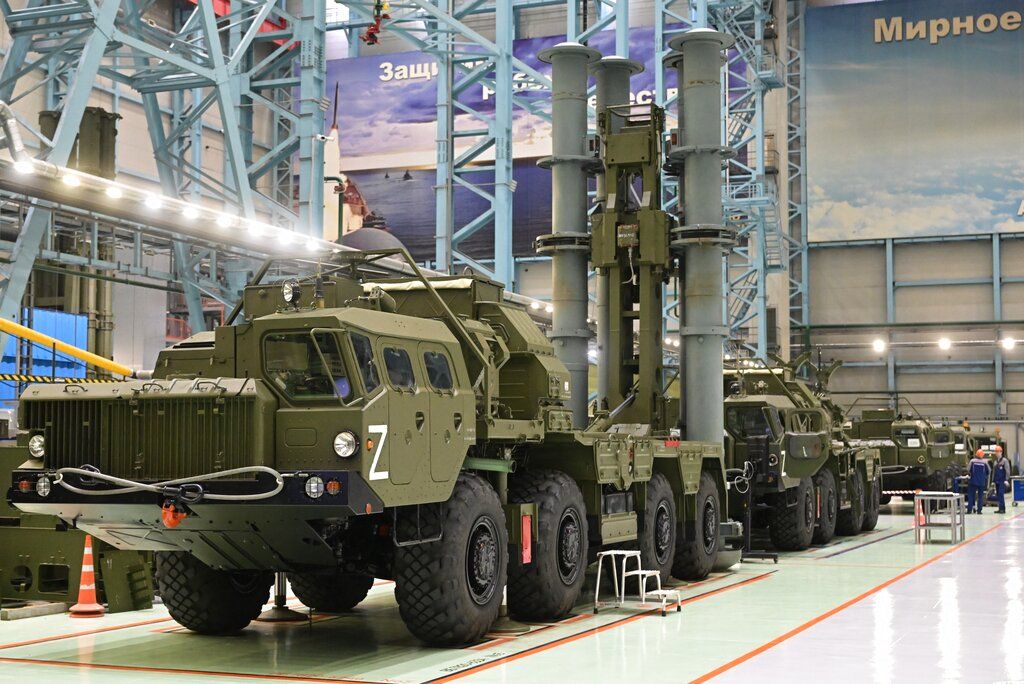 Kendaraan militer ditampilkan di bengkel perakitan di sebuah pabrik milik perusahaan Almaz-Antey, di St Petersburg, Rusia, 18 Januari 2023. 
