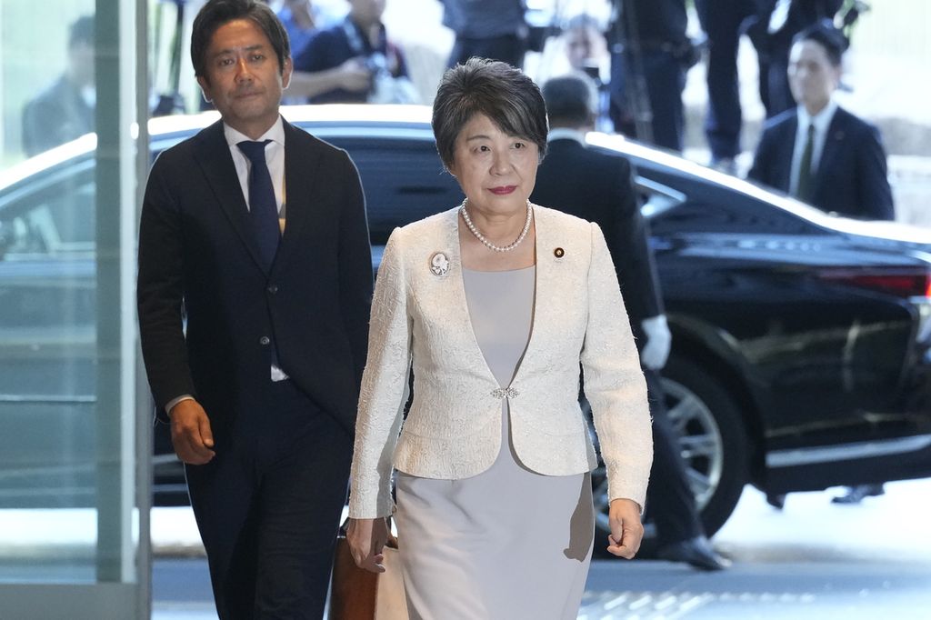 Menteri Luar Negeri Jepang yang baru diangkat, Yoko Kamikawa (tengah), tiba di kantor perdana menteri di Tokyo, Jepang, Rabu (13/9/2023). 