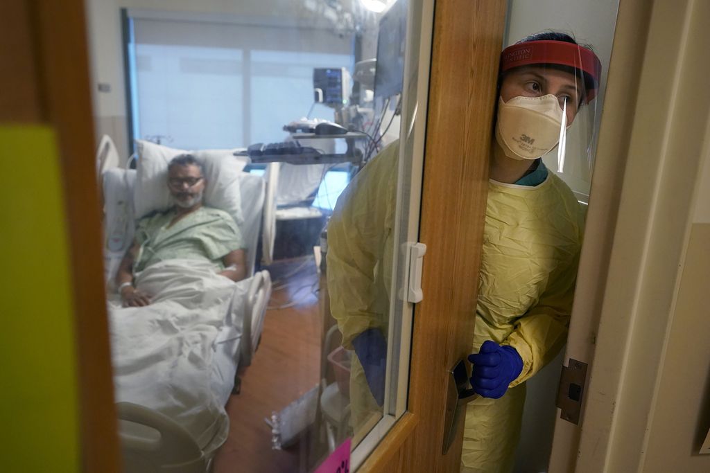 Rachel Chamberlin, seorang perawat berlisensi, melangkah keluar dari ruang isolasi di Pusat Perawatan Dartmouth-Hitchcock di Lebanon, New Hampshire, Amerika Serikat, Senin (3/3/2022). 