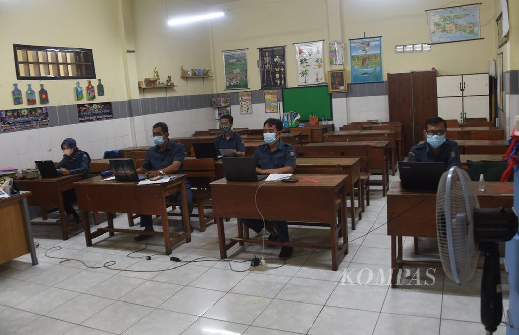 Guru kelas VI saat kegiatan pengumuman kelulusan secara daring di SD Negeri 1 Kaliasin, Surabaya, Jawa Timur, Selasa (15/6/2021). 