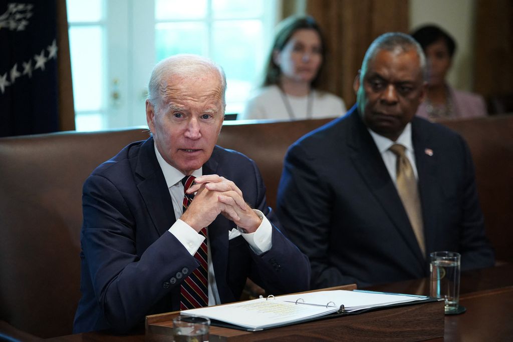 Menteri Pertahanan AS Lloyd Austin (kanan) dan Presiden AS Joe Biden sedang rapat kabinet di Gedung Putih, Washington DC, pada 6 September 2022. 