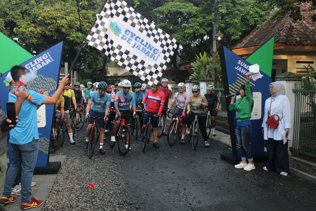 Para peserta memulai Coffee Ride Road to Cycling de Jabar 2024 di Yumaju Coffee, Kecamatan Babakan Ciparay, Kota Bandung, Jawa Barat, Minggu (21/4/2024). Lebih dari 50 peserta mengelilingi Kota Bandung sejauh 40 kilometer untuk menyambut Cycling de Jabar 2024 yang akan berlangsung pada 25 Mei 2024.