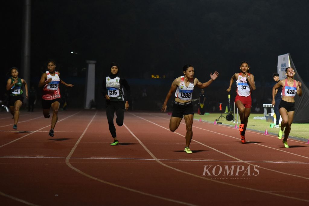 Pelari putri Sumatera Selatan Sri Maya Sari (kanan ketiga) finis pertama perlombaan 200 meter senior putri Kejuaraan Nasional Atletik 2023 di Stadion Sriwedari, Solo, Jawa Tengah, Jumat (23/6/2023).